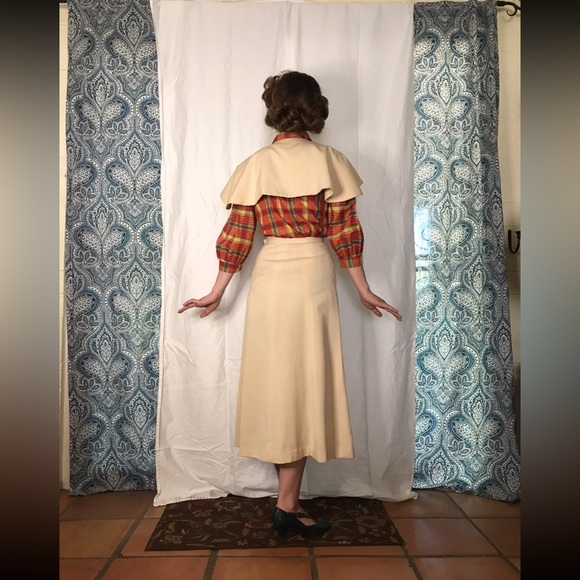 1940s Beige Capelet and Skirt Set - Picture 2 of 10